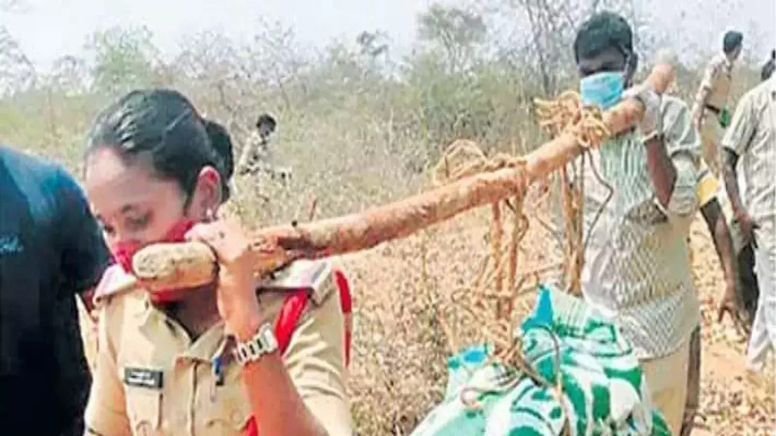 മൃതദേഹം വഹിക്കാൻ ആളില്ല, കാട്ടിലൂടെ മൂന്ന് കിലോമീറ്റർ തോളിൽ ചുമന്ന് വനിത എസ്.ഐ
