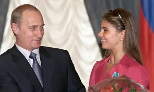 സ്വിറ്റ്‌സർലാൻഡിലെ റിസോർട്ടിൽ ഒളിവിൽ; പുടിന്റെ രഹസ്യകാമുകിയെ പുറത്താക്കണമെന്ന് ആവശ്യപ്പെട്ട് ക്യാംപയിൻ