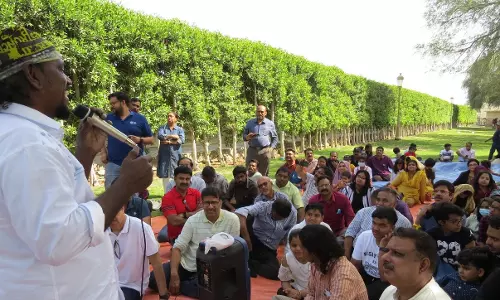 മലയാളി ചിത്രകാരന്‍ ഡാവിഞ്ചി സുരേഷിനെ ഷാര്‍ജയില്‍ ആദരിച്ചു