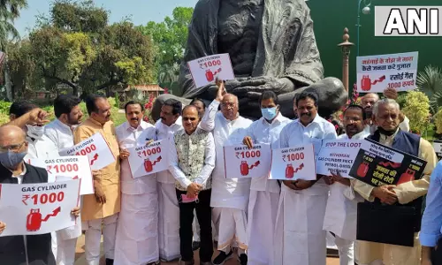 ഇന്ധന വില വർധന; പാർലമെന്റിനകത്തും പുറത്തും പ്രതിഷേധം