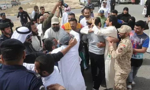 കുവൈത്തില് അമീരി കാരുണ്യം ലഭിച്ച നൂറോളം തടവുകാര് ജയില് മോചിതരായി കുവൈത്തില് അമീരി കാരുണ്യം ലഭിച്ച നൂറോളം തടവുകാര് ജയില് മോചിതരായി