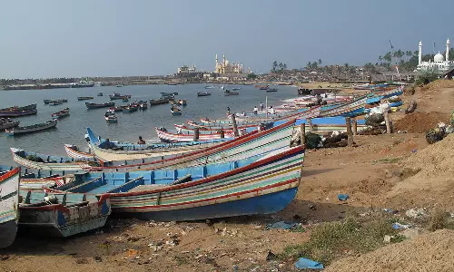 ശ്രീലങ്കൻ ബോട്ട് വിഴിഞ്ഞത്തേക്ക് നീങ്ങുന്നു; തീരത്ത് കോസ്റ്റ് ഗാർഡിന്റെ പരിശോധന ശ്രീലങ്കൻ ബോട്ട് വിഴിഞ്ഞത്തേക്ക് നീങ്ങുന്നു; തീരത്ത് കോസ്റ്റ് ഗാർഡിന്റെ പരിശോധന
