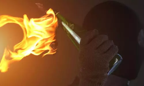 തിരുവനന്തപുരത്ത് ബസ് കാത്തിരിപ്പ് കേന്ദ്രത്തിന് നേരെ യുവാവ് പെട്രോൾ കുപ്പിയെറിഞ്ഞു