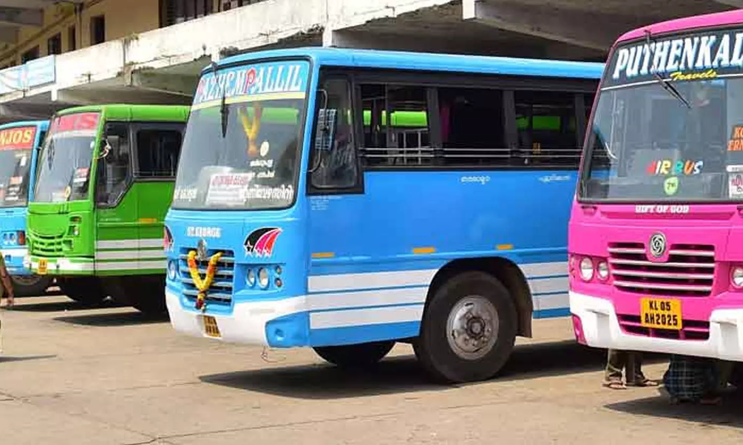 തിരുവനന്തപുരത്ത് സ്വകാര്യ ബസുകൾ സർവീസ് നടത്തുന്നു തിരുവനന്തപുരത്ത് സ്വകാര്യ ബസുകൾ സർവീസ് നടത്തുന്നു