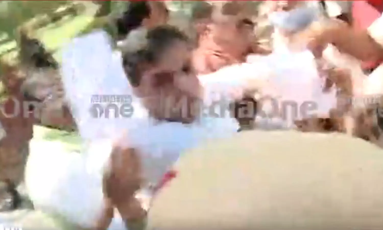 ഹൈബി ഈഡന്റെയും ഡീൻ കുര്യാക്കോസിന്റെയും മുഖത്തടിച്ചു; ഡൽഹിയിൽ എംപിമാരെ കയ്യേറ്റം ചെയ്ത് പൊലീസ് ഹൈബി ഈഡന്റെയും ഡീൻ കുര്യാക്കോസിന്റെയും മുഖത്തടിച്ചു; ഡൽഹിയിൽ എംപിമാരെ കയ്യേറ്റം ചെയ്ത് പൊലീസ്