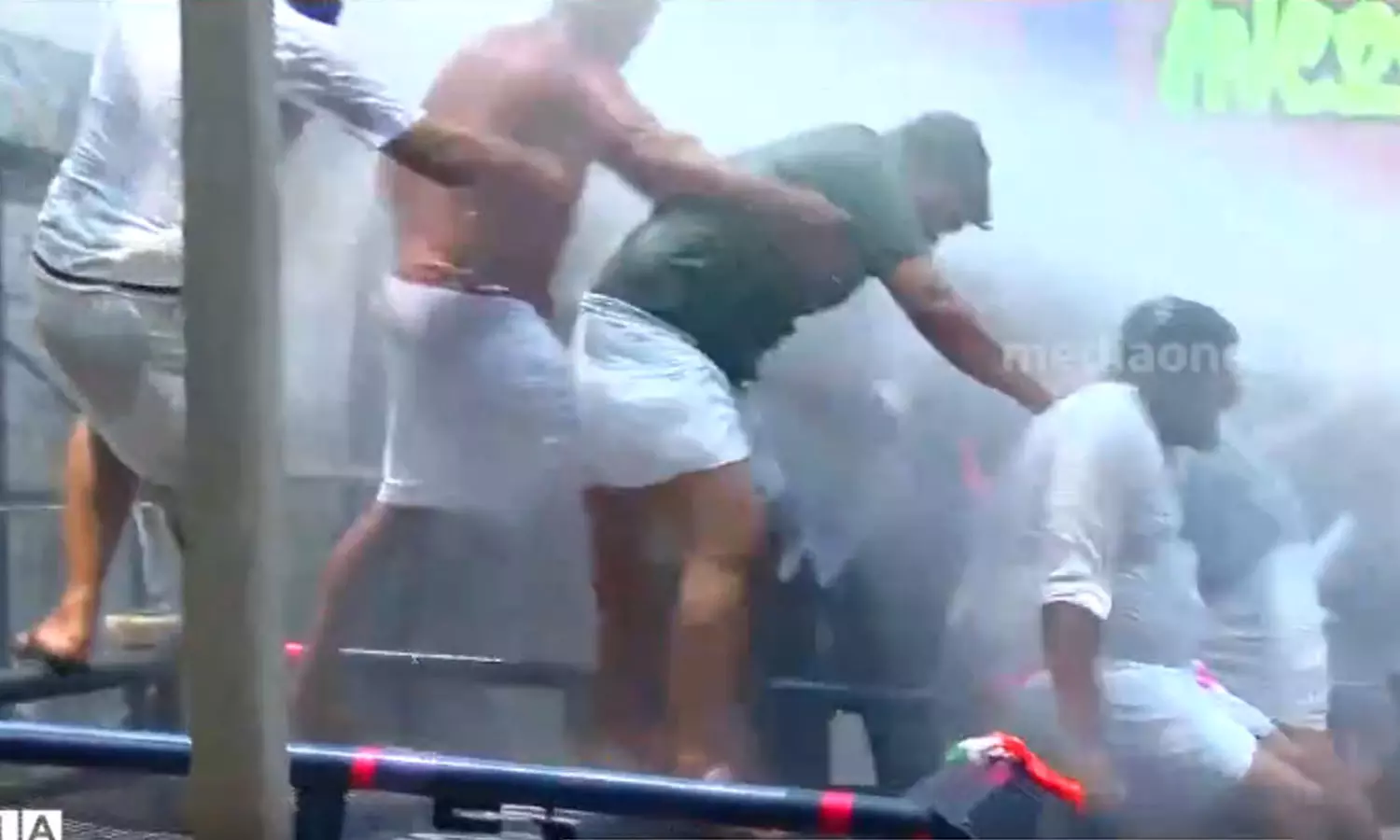 കെ-റെയിലിനെതിരായ യൂത്ത് കോൺഗ്രസ് പ്രതിഷേധം; കോഴിക്കോട് പൊലീസ് ജലപീരങ്കി പ്രയോഗിച്ചു കെ-റെയിലിനെതിരായ യൂത്ത് കോൺഗ്രസ് പ്രതിഷേധം; കോഴിക്കോട് പൊലീസ് ജലപീരങ്കി പ്രയോഗിച്ചു