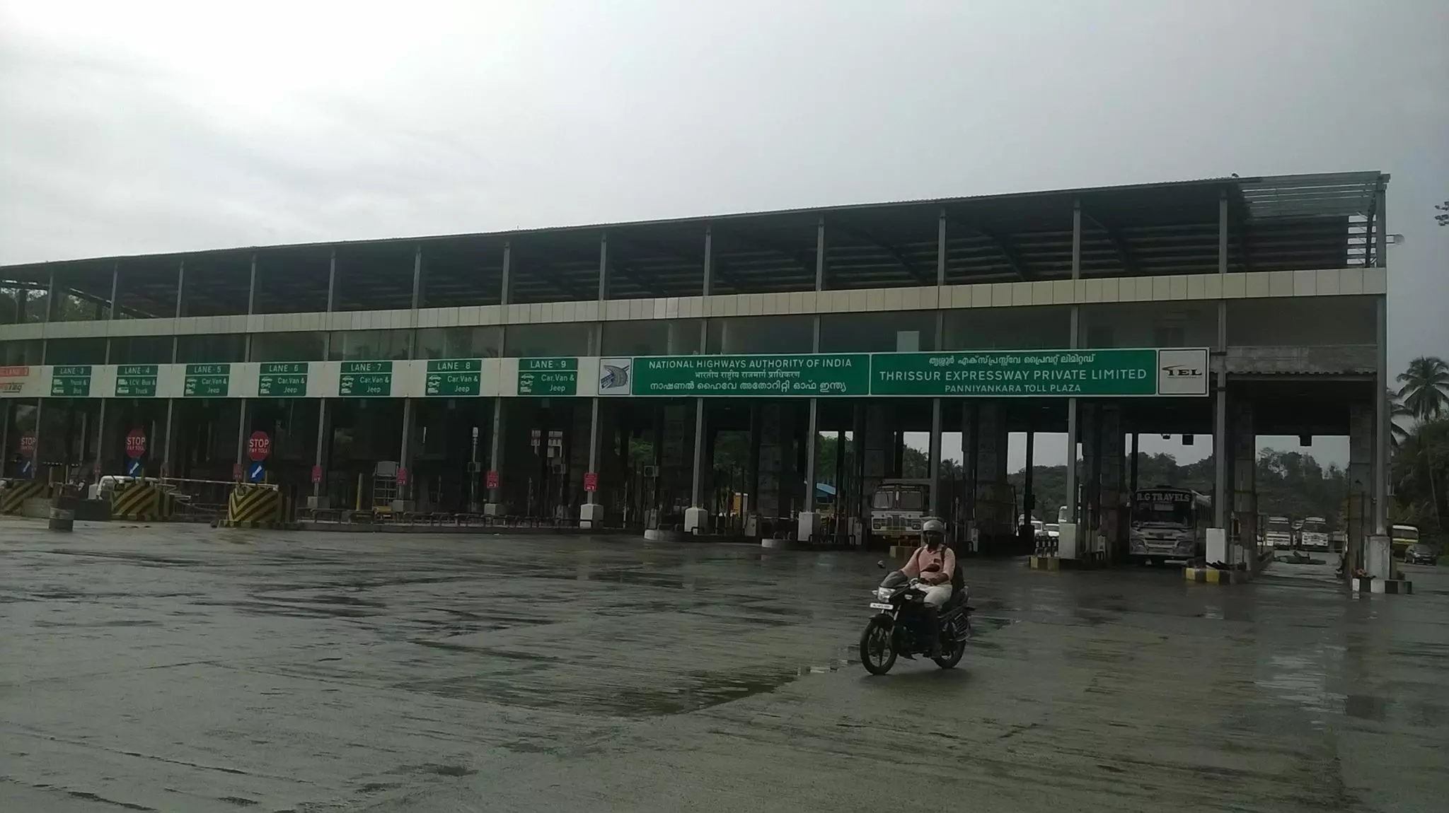 പന്നിയങ്കര ടോൾ പ്ലാസയിൽ പ്രദേശവാസികളിൽ നിന്നുള്ള ടോൾ പിരിവ് തൽക്കാലത്തേക്ക് നിർത്തി പന്നിയങ്കര ടോൾ പ്ലാസയിൽ പ്രദേശവാസികളിൽ നിന്നുള്ള ടോൾ പിരിവ് തൽക്കാലത്തേക്ക് നിർത്തി