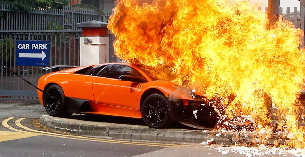 വാഹനങ്ങള്‍ക്ക് തീപിടിക്കുന്നത് ഒഴിവാക്കണോ..?  വിവിധ നിര്‍ദേശങ്ങളുമായി അബൂദബി പൊലീസ്