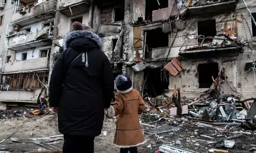 യുക്രൈനിലെ റഷ്യൻ ആക്രമണത്തിന്  ഇന്നേക്ക് ഒരു മാസം;  യുദ്ധം ചർച്ചചെയ്യാൻ നാറ്റോ നേതാക്കളുടെ യോഗം ഇന്ന്