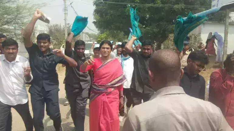 പദയാത്രക്കിടെ ആന്ധ്രാ മുഖ്യമന്ത്രിയുടെ സഹോദരി വൈ.എസ് ശർമിളക്ക് നേരെ തേനീച്ച ആക്രമണം