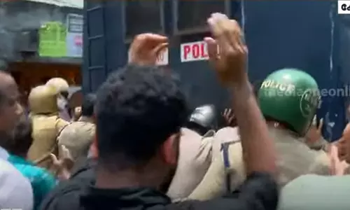 ഡീസലില്ലാത്ത വണ്ടിയുമായാണോ സമരക്കാരെ അറസ്റ്റ് ചെയ്യാൻ വരുന്നത്? തള്ളി സഹായിച്ച് യൂത്ത് കോണ്ഗ്രസ് ഡീസലില്ലാത്ത വണ്ടിയുമായാണോ സമരക്കാരെ അറസ്റ്റ് ചെയ്യാൻ വരുന്നത്? തള്ളി സഹായിച്ച് യൂത്ത് കോണ്ഗ്രസ്