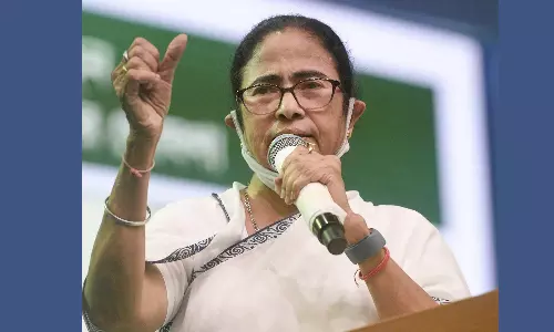 ബംഗാളിൽ കൊല്ലപ്പെട്ടവരുടെ കുടുംബത്തെ മമത സന്ദർശിച്ചു; തൃണമൂൽ നേതാവിനെ അറസ്റ്റ് ചെയ്യാൻ നിർദേശം