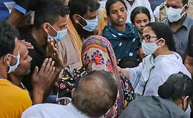 ബംഗാള്‍ സംഘര്‍ഷം; മരിച്ചവരുടെ കുടുംബങ്ങൾക്ക് ജോലിയും അഞ്ചു ലക്ഷം രൂപ ധനസഹായവും പ്രഖ്യാപിച്ച് മമത