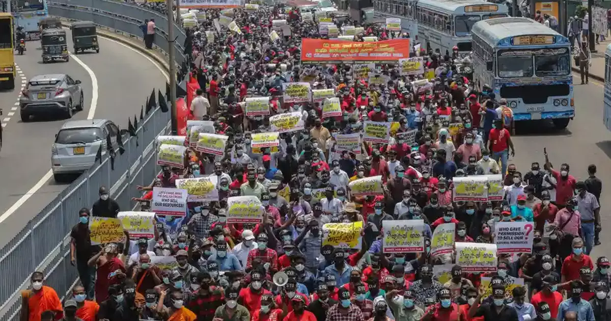 ഒരു കിലോ അരിക്ക് 500 രൂപ; ഭക്ഷണത്തിനും ഇന്ധനത്തിനുമായി നെട്ടോട്ടമോടി ശ്രീലങ്കക്കാര് ഒരു കിലോ അരിക്ക് 500 രൂപ; ഭക്ഷണത്തിനും ഇന്ധനത്തിനുമായി നെട്ടോട്ടമോടി ശ്രീലങ്കക്കാര്