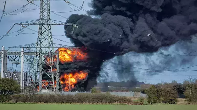 ട്രാന്സ്ഫോര്മറിന് തീപിടിച്ചു; നോയിഡയില് 42 ഗ്രാമങ്ങള് ഇരുട്ടില് ട്രാന്സ്ഫോര്മറിന് തീപിടിച്ചു; നോയിഡയില് 42 ഗ്രാമങ്ങള് ഇരുട്ടില്