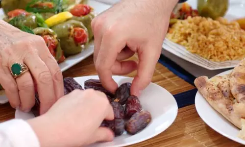 പള്ളികൾക്കകത്ത് നോമ്പുതുറ ഒരുക്കരുതെന്ന് കുവൈത്ത് ഔകാഫ് ഇസ്ലാമിക കാര്യ മന്ത്രാലയം പള്ളികൾക്കകത്ത് നോമ്പുതുറ ഒരുക്കരുതെന്ന് കുവൈത്ത് ഔകാഫ് ഇസ്ലാമിക കാര്യ മന്ത്രാലയം