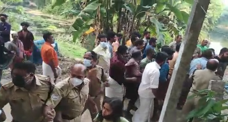 വിതുരയില്‍ റിസോർട്ടിലെത്തിയവർ നഗ്നരായി ആറ്റിൽ കുളിക്കാൻ ഇറങ്ങി; സംഘര്‍ഷം