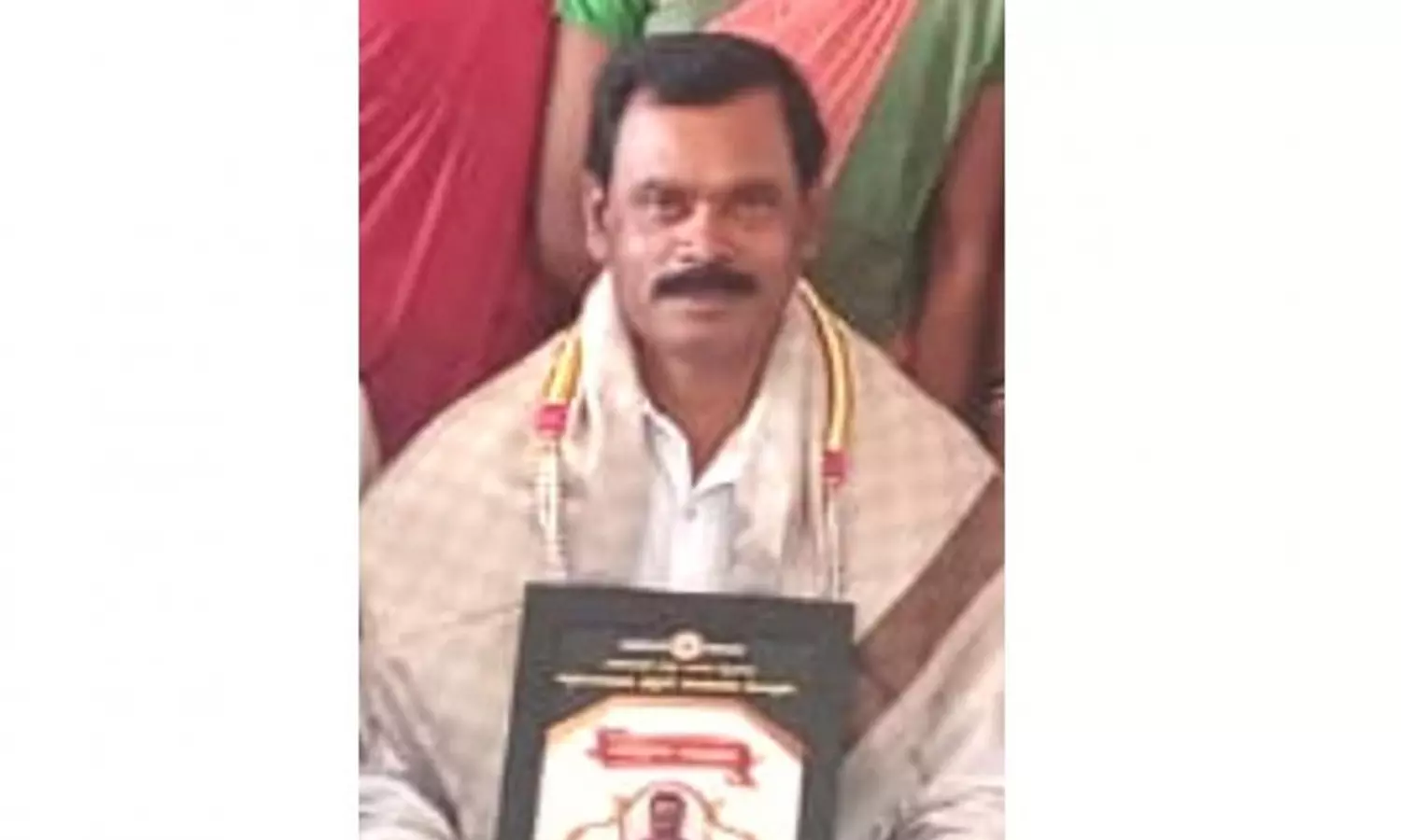 മരിച്ച സഹോദരന്റെ പേരിൽ ആൾമാറാട്ടം നടത്തി 24 വർഷം ജോലി ചെയ്തു; അധ്യാപകൻ അറസ്റ്റിൽ മരിച്ച സഹോദരന്റെ പേരിൽ ആൾമാറാട്ടം നടത്തി 24 വർഷം ജോലി ചെയ്തു; അധ്യാപകൻ അറസ്റ്റിൽ