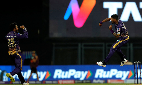 നോബോൾ എറിഞ്ഞ് തുടങ്ങി, ആ ഓവറിൽ തന്നെ വിക്കറ്റും വീഴ്ത്തി ഉമേഷ്