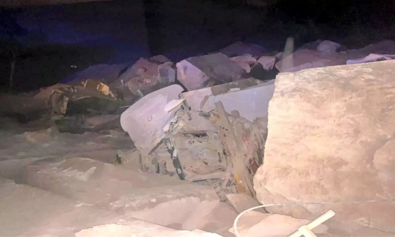 ഒമാനിലെ പാറ ഇടിഞ്ഞ് അപകടം: മരണം ആറായി ഒമാനിലെ പാറ ഇടിഞ്ഞ് അപകടം: മരണം ആറായി