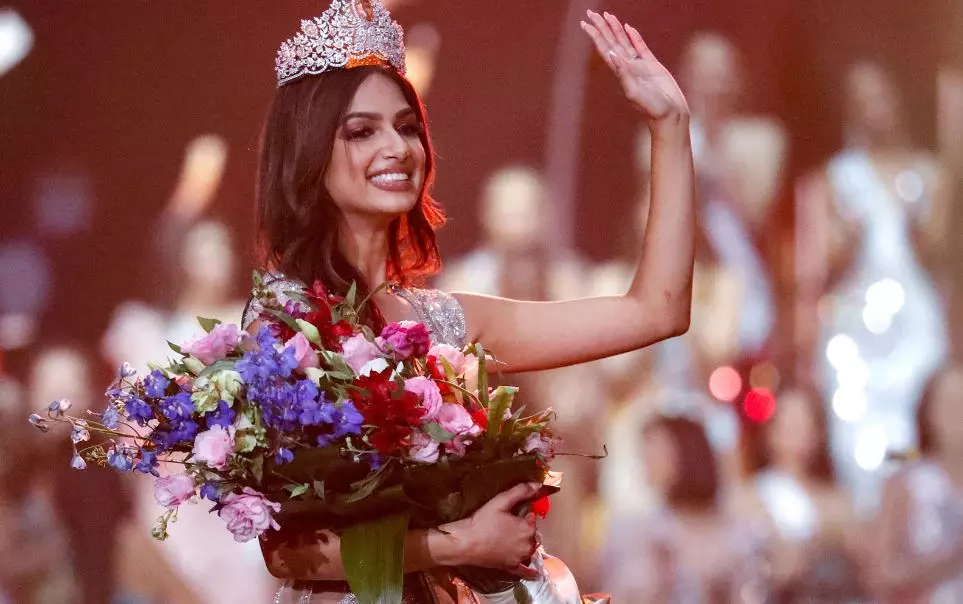 ഹിജാബിന്റെ പേരിൽ പെൺകുട്ടികളെ വേട്ടയാടുന്നു; ഇഷ്ടമുള്ള പോലെ ജീവിക്കാന്‍ അവരെ വിടൂ- പ്രതികരണവുമായി വിശ്വസുന്ദരി ഹർനാസ് സന്ധു