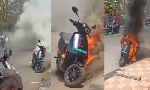 ഒല ഇലക്ട്രിക് സ്കൂട്ടറിന് തീ പിടിച്ചു, ഞെട്ടൽ: അന്വേഷിക്കുമെന്ന് കമ്പനി ഒല ഇലക്ട്രിക് സ്കൂട്ടറിന് തീ പിടിച്ചു, ഞെട്ടൽ: അന്വേഷിക്കുമെന്ന് കമ്പനി