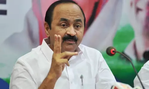 ഞങ്ങളുടെ പ്രവർത്തകർ പരിക്കേറ്റ് കിടക്കുമ്പോൾ ലോക കേരള സഭയിൽ ഇരിക്കാൻ കഴിയില്ല; എം.എ യൂസഫലിക്ക് വി.ഡി സതീശന്റെ മറുപടി