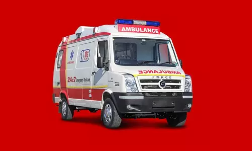 കണ്ണൂർ പരിയാരത്ത് ആംബുലൻസ് ഡ്രൈവർക്ക് കുത്തേറ്റു