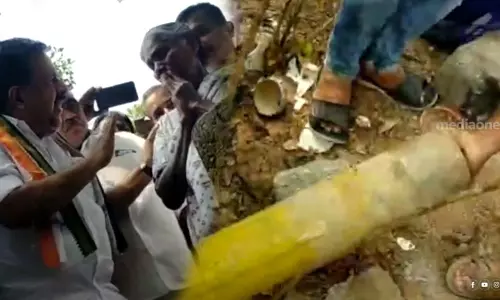 അമ്മച്ചി പേടിക്കണ്ട... ഇത് വരില്ല...: അടുപ്പിൽ സ്ഥാപിച്ച കെ റെയിൽ കല്ല് ചെന്നിത്തലയുടെ നേതൃത്വത്തില് പിഴുതെറിഞ്ഞു അമ്മച്ചി പേടിക്കണ്ട... ഇത് വരില്ല...: അടുപ്പിൽ സ്ഥാപിച്ച കെ റെയിൽ കല്ല് ചെന്നിത്തലയുടെ നേതൃത്വത്തില് പിഴുതെറിഞ്ഞു