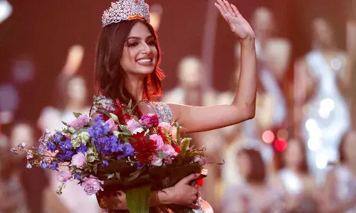 ഹിജാബിന്റെ പേരിൽ പെൺകുട്ടികളെ വേട്ടയാടുന്നു; ഇഷ്ടമുള്ള പോലെ ജീവിക്കാന്‍ അവരെ വിടൂ- പ്രതികരണവുമായി വിശ്വസുന്ദരി ഹർനാസ് സന്ധു