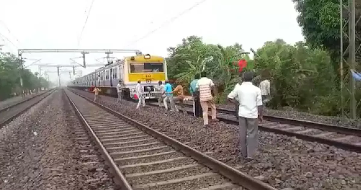 പണിമുടക്ക് പുരോഗമിക്കുന്നു: ബംഗാളില് ട്രെയിന് തടഞ്ഞ് സമരക്കാര് പണിമുടക്ക് പുരോഗമിക്കുന്നു: ബംഗാളില് ട്രെയിന് തടഞ്ഞ് സമരക്കാര്