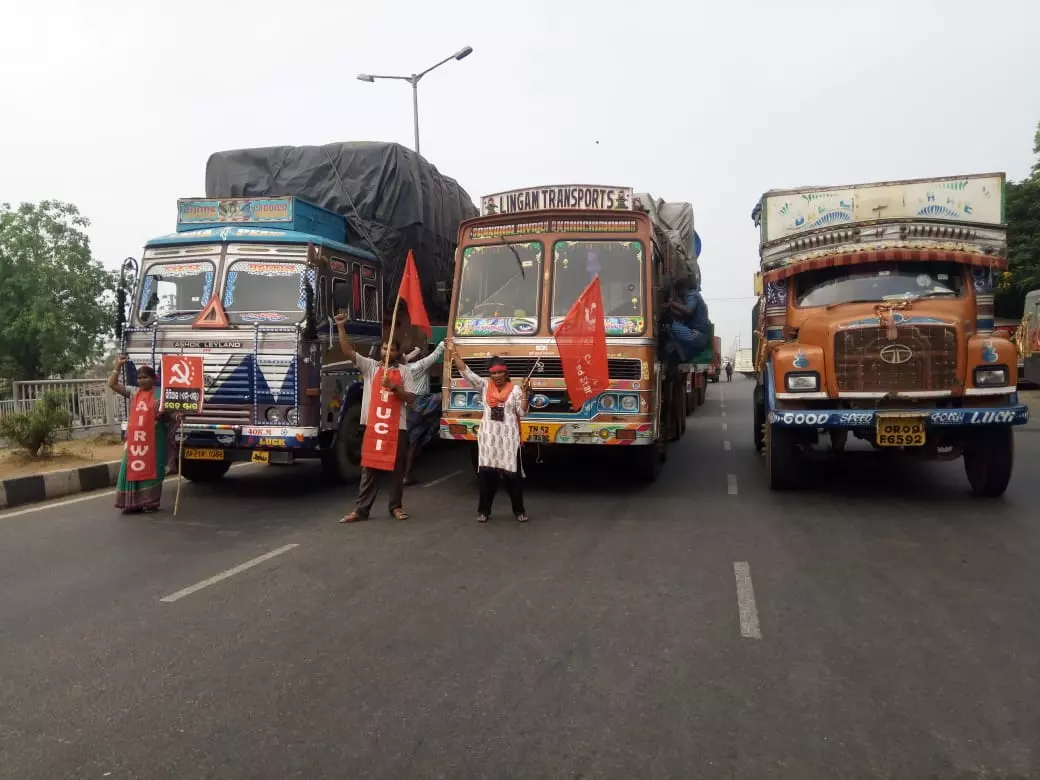 ദേശീയ പണിമുടക്ക് തുടരുന്നു; കേരളത്തില്‍  പൂർണം, സ്വകാര്യ വാഹനങ്ങള്‍ തടഞ്ഞു