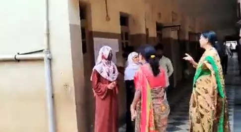 എസ്.എസ്.എൽ.സിക്കും ഹിജാബ് വിലക്ക്; പരീക്ഷയെഴുതാനാകാതെ നിരവധി വിദ്യാർത്ഥികൾ