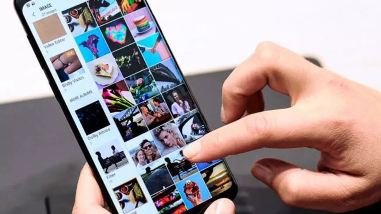 സ്വകാര്യ നിമിഷങ്ങൾ ഫോണിൽ സൂക്ഷിക്കാറുണ്ടോ? സൂക്ഷിക്കുക! മുന്നറിയിപ്പുമായി കേരള പൊലീസ്