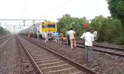 പണിമുടക്ക് പുരോഗമിക്കുന്നു: ബംഗാളില്‍ ട്രെയിന്‍ തടഞ്ഞ് സമരക്കാര്‍