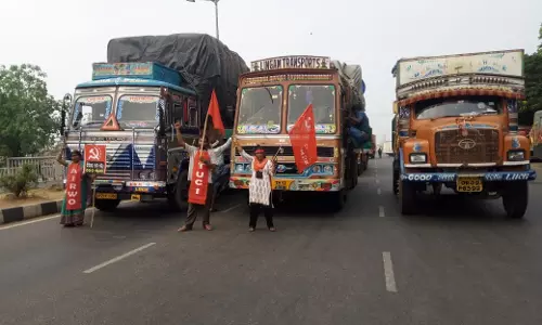 ദേശീയ പണിമുടക്ക് തുടരുന്നു; കേരളത്തില് പൂർണം, സ്വകാര്യ വാഹനങ്ങള് തടഞ്ഞു ദേശീയ പണിമുടക്ക് തുടരുന്നു; കേരളത്തില് പൂർണം, സ്വകാര്യ വാഹനങ്ങള് തടഞ്ഞു