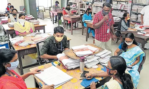 സർക്കാർ ഉദ്യോഗസ്ഥർ പണിമുടക്കിൽ പങ്കെടുക്കരുതെന്ന് ഹൈക്കോടതി സർക്കാർ ഉദ്യോഗസ്ഥർ പണിമുടക്കിൽ പങ്കെടുക്കരുതെന്ന് ഹൈക്കോടതി