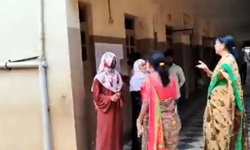 എസ്.എസ്.എൽ.സിക്കും ഹിജാബ് വിലക്ക്; പരീക്ഷയെഴുതാനാകാതെ നിരവധി വിദ്യാർത്ഥികൾ