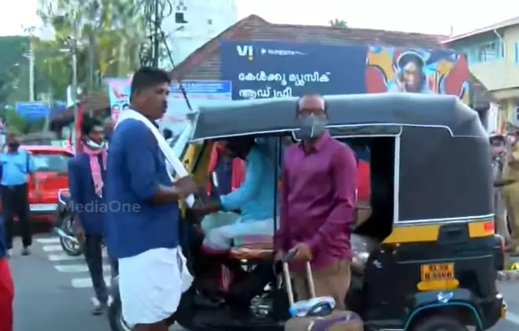 യൂണിയൻ പ്രവർത്തകർ വാഹനത്തിൽ നിന്ന് ഇറക്കിവിട്ടു; പെരുവഴിയിലായി യാത്രക്കാരൻ