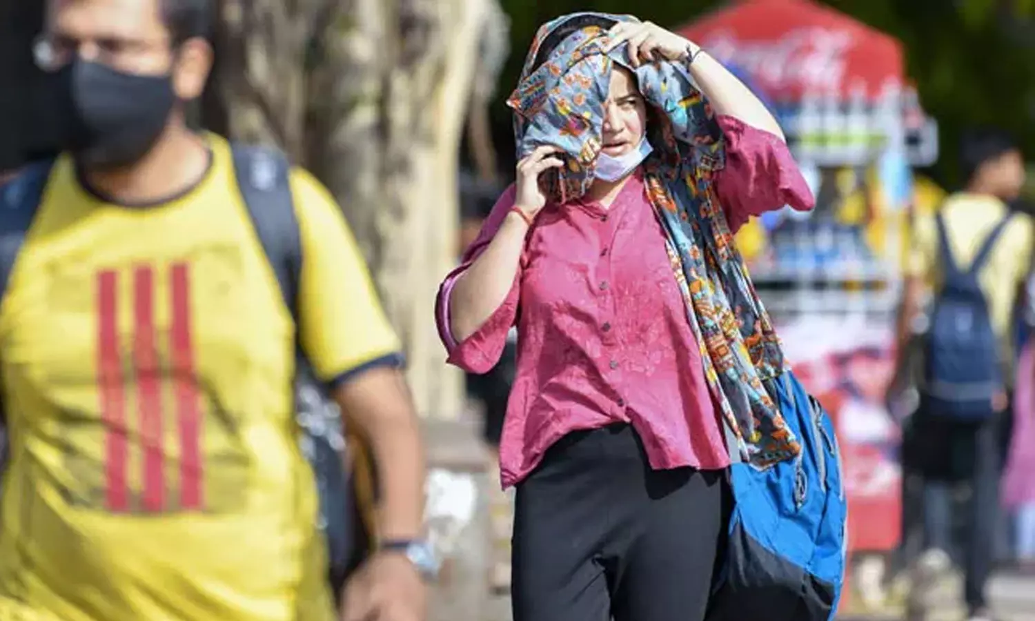 കനത്ത ചൂടിൽ വെന്തുരുകി ഡൽഹി; താപനില സാധാരണയെക്കാൾ 10 ഡിഗ്രി കൂടൂതൽ കനത്ത ചൂടിൽ വെന്തുരുകി ഡൽഹി; താപനില സാധാരണയെക്കാൾ 10 ഡിഗ്രി കൂടൂതൽ