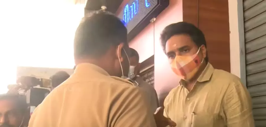 സി.പി.എം ഭരിക്കുന്ന ബാങ്കിൽ സമരമില്ല; ഷട്ടർ അടച്ചിട്ട് ജോലിചെയ്ത് ജീവനക്കാർ സി.പി.എം ഭരിക്കുന്ന ബാങ്കിൽ സമരമില്ല; ഷട്ടർ അടച്ചിട്ട് ജോലിചെയ്ത് ജീവനക്കാർ