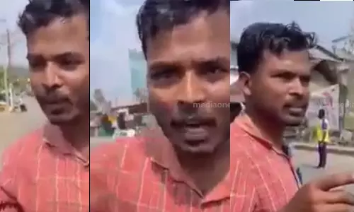 എന്തോ... എന്നെ വിളിച്ചോ... ഒരു മിനിറ്റേ...  പണിമുടക്കിനിടെ വൈറലായി  ഹോൺ  രക്ഷിച്ച പ്രവർത്തകൻ