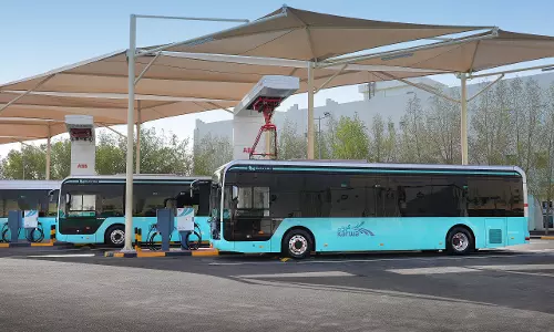 അല്‍ഗാനിം-സിറ്റി സെന്‍റര്‍ റൂട്ടില്‍ ഇനി ഇലക്ട്രിക് ബസുകള്‍ മാത്രം; പരിസ്ഥിതി സൗഹൃദ ഗതാഗതത്തിലേക്ക് ആദ്യ ചുവടുവെച്ച് ഖത്തര്‍