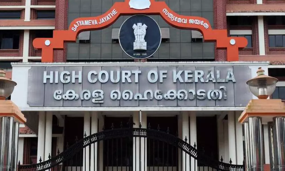 കോടതി ഉത്തരവ് പാലിച്ചില്ല; സെക്രട്ടറിയെ അറസ്റ്റ് ചെയ്ത് ഹൈക്കോടതിയില് ഹാജരാക്കി കോടതി ഉത്തരവ് പാലിച്ചില്ല; സെക്രട്ടറിയെ അറസ്റ്റ് ചെയ്ത് ഹൈക്കോടതിയില് ഹാജരാക്കി