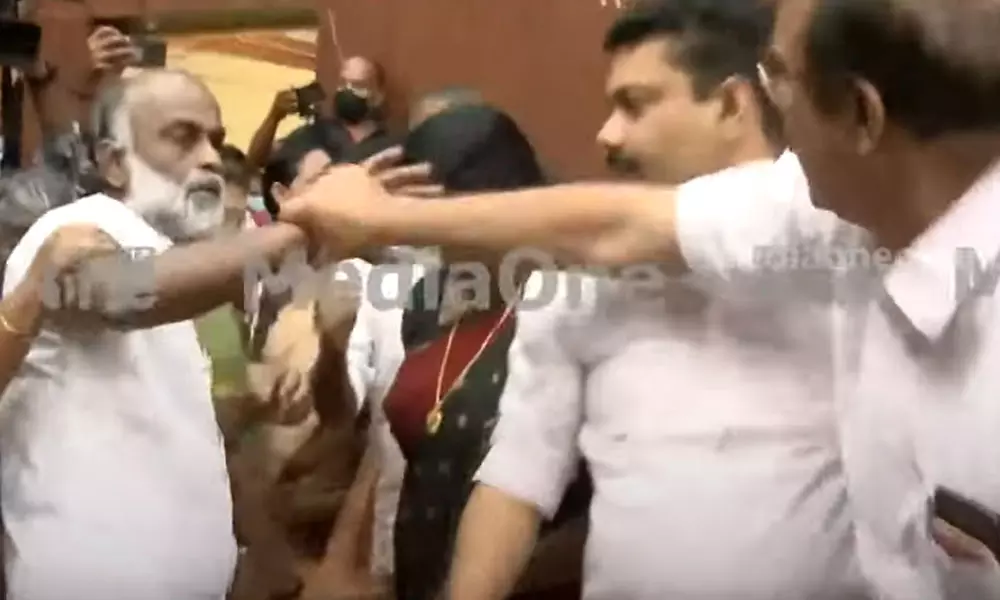 തൃശൂർ കോർപറേഷൻ ബജറ്റവതരണത്തിനിടെ കയ്യാങ്കളി: പ്രതിപക്ഷം ബജറ്റ് കീറി എറിഞ്ഞു