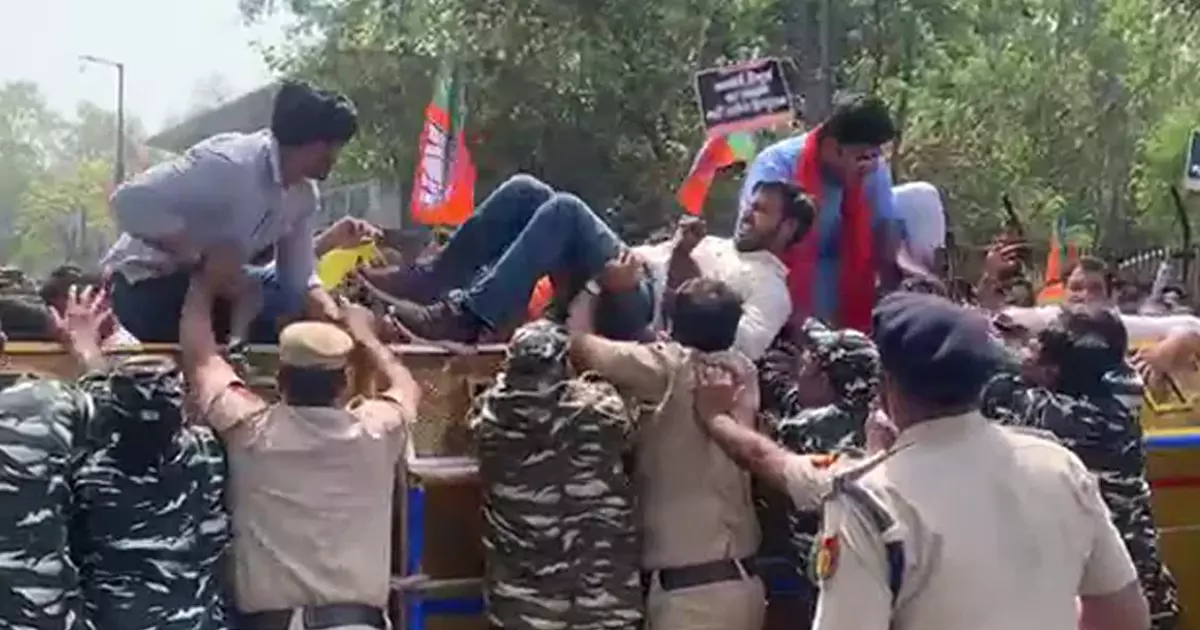 കെജ്രിവാളിന്റെ വീടിനു നേരെ ആക്രമണം; ബി.ജെ.പി പ്രവര്ത്തകരും പൊലീസും ഏറ്റുമുട്ടി കെജ്രിവാളിന്റെ വീടിനു നേരെ ആക്രമണം; ബി.ജെ.പി പ്രവര്ത്തകരും പൊലീസും ഏറ്റുമുട്ടി