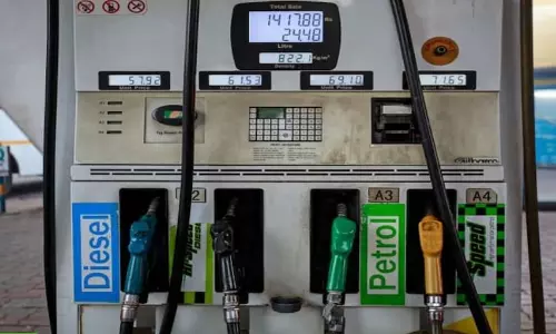 ഇന്ധനവില വീണ്ടും കൂട്ടി; പെട്രോളിന് 88 പൈസയും ഡീസലിന് 84 പൈസയുമാണ് വർധിച്ചത് ഇന്ധനവില വീണ്ടും കൂട്ടി; പെട്രോളിന് 88 പൈസയും ഡീസലിന് 84 പൈസയുമാണ് വർധിച്ചത്