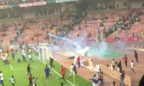 ലോകകപ്പിന് യോഗ്യതയില്ല: സ്റ്റേഡിയം തകർത്ത് നൈജീരിയൻ ആരാധകർ, പൊലീസുമായി അടി