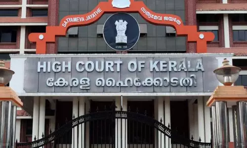 കോടതി ഉത്തരവ് പാലിച്ചില്ല; സെക്രട്ടറിയെ അറസ്റ്റ് ചെയ്ത് ഹൈക്കോടതിയില് ഹാജരാക്കി കോടതി ഉത്തരവ് പാലിച്ചില്ല; സെക്രട്ടറിയെ അറസ്റ്റ് ചെയ്ത് ഹൈക്കോടതിയില് ഹാജരാക്കി