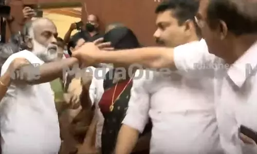 തൃശൂർ കോർപറേഷൻ ബജറ്റവതരണത്തിനിടെ കയ്യാങ്കളി: പ്രതിപക്ഷം ബജറ്റ് കീറി എറിഞ്ഞു